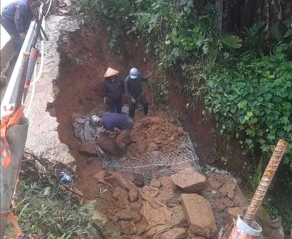 Công nhân đang gia cố tại điểm sạt lở dưới chân Đèo Liêu, đoạn qua xã Thạnh Bình. Ảnh: TB.