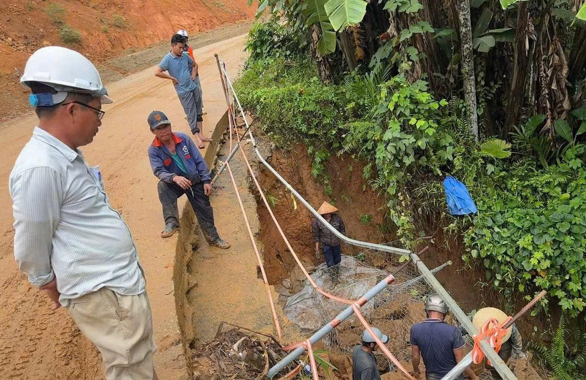 Khu vực dưới chân Đèo Liêu thường xuyên xảy ra sạt lở đất đá. Ảnh: TB.