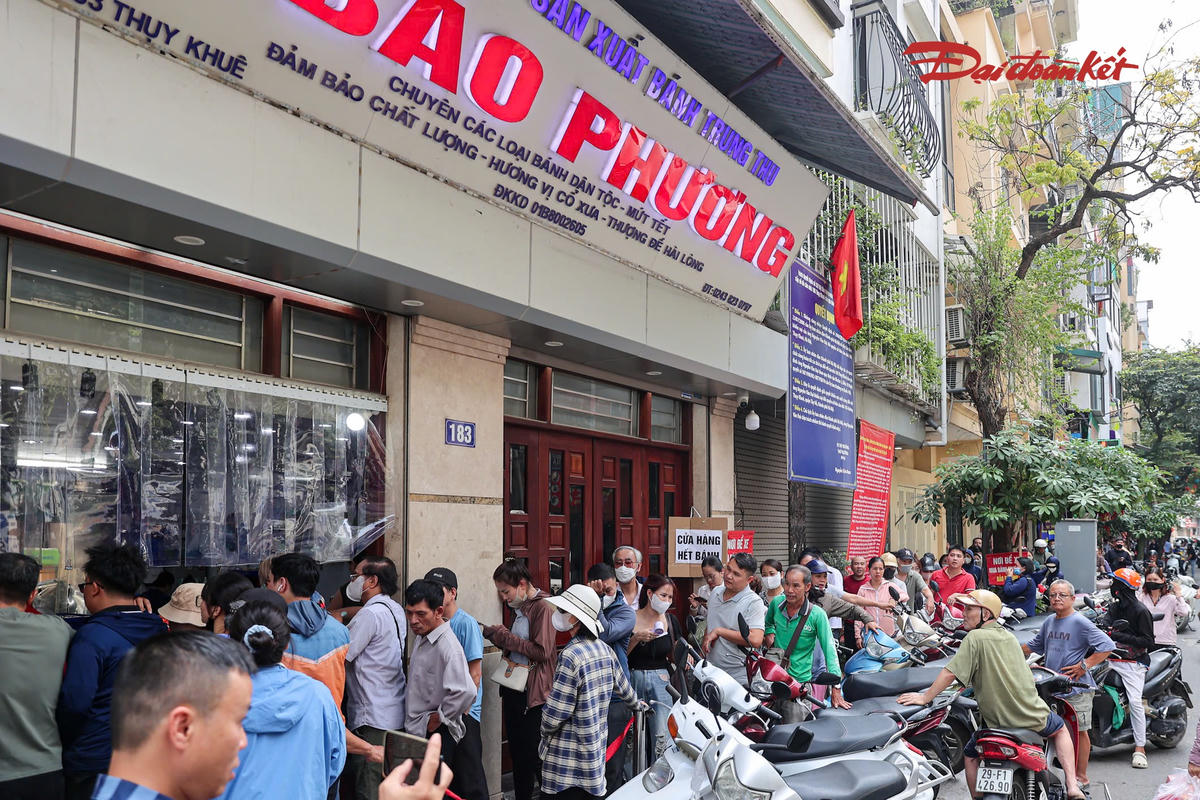 Những hình ảnh xếp hàng dài tại phố Thụy Khuê cho thấy sức hút của các loại bánh Trung thu truyền thống khi Tết Trung thu đang cận kề.