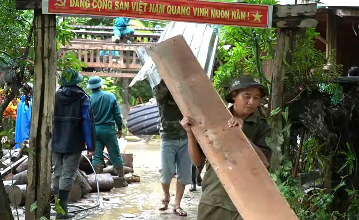 Tài sản của người dân ở xã Nam Giang nằm vùng nguy hiểm sạt lở đất đá được đưa đến địa điểm mới an toàn. Ảnh: NG.