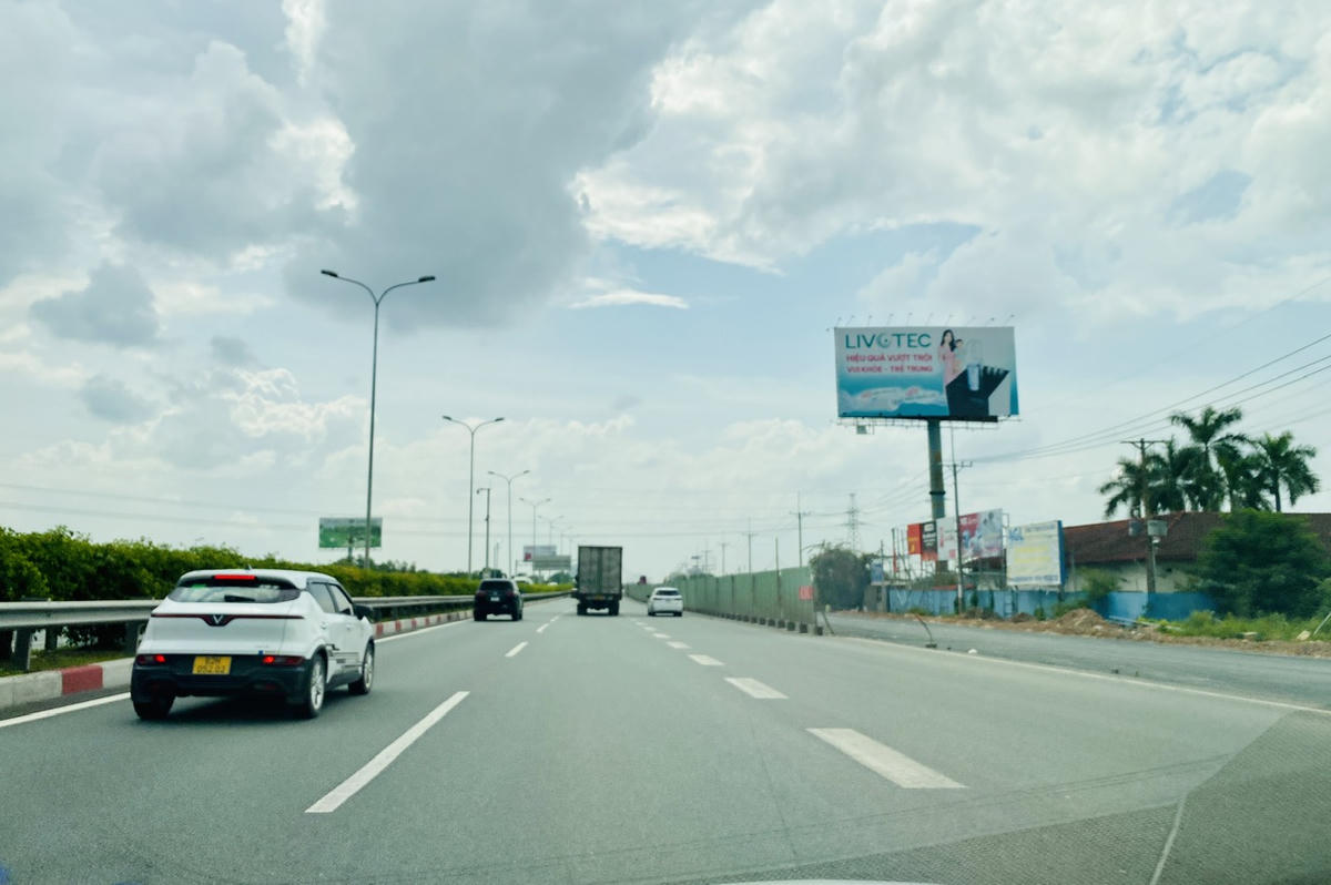 Thiếu biển báo tốc độ trên cao tốc TPHCM – Long Thành, tài xế chạy chậm vì sợ phạt