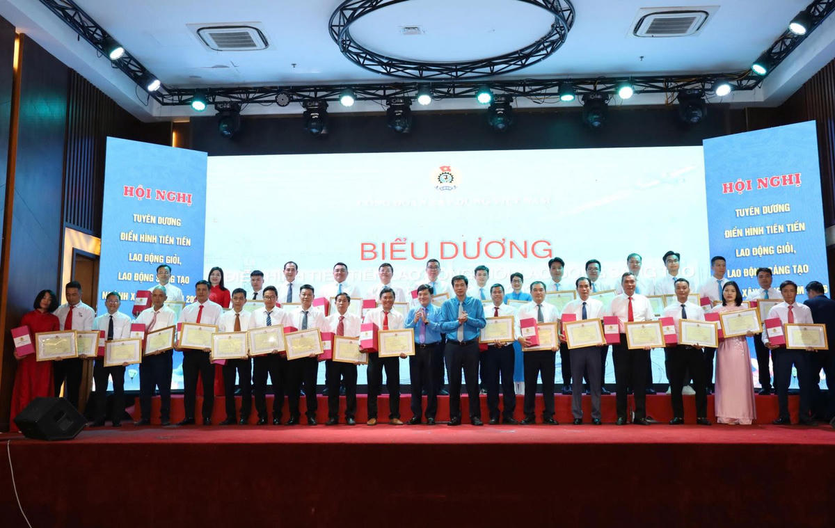 Ông Nguyễn Xuân Hùng, Phó Chủ tịch Tổng Liên đoàn Lao động Việt Nam và ông Phạm Hoài Phương, Chủ tịch Công đoàn Xây dựng Việt Nam trao Bằng Lao động sáng tạo của Tổng Liên đoàn Lao động Việt Nam cho các cá nhân.