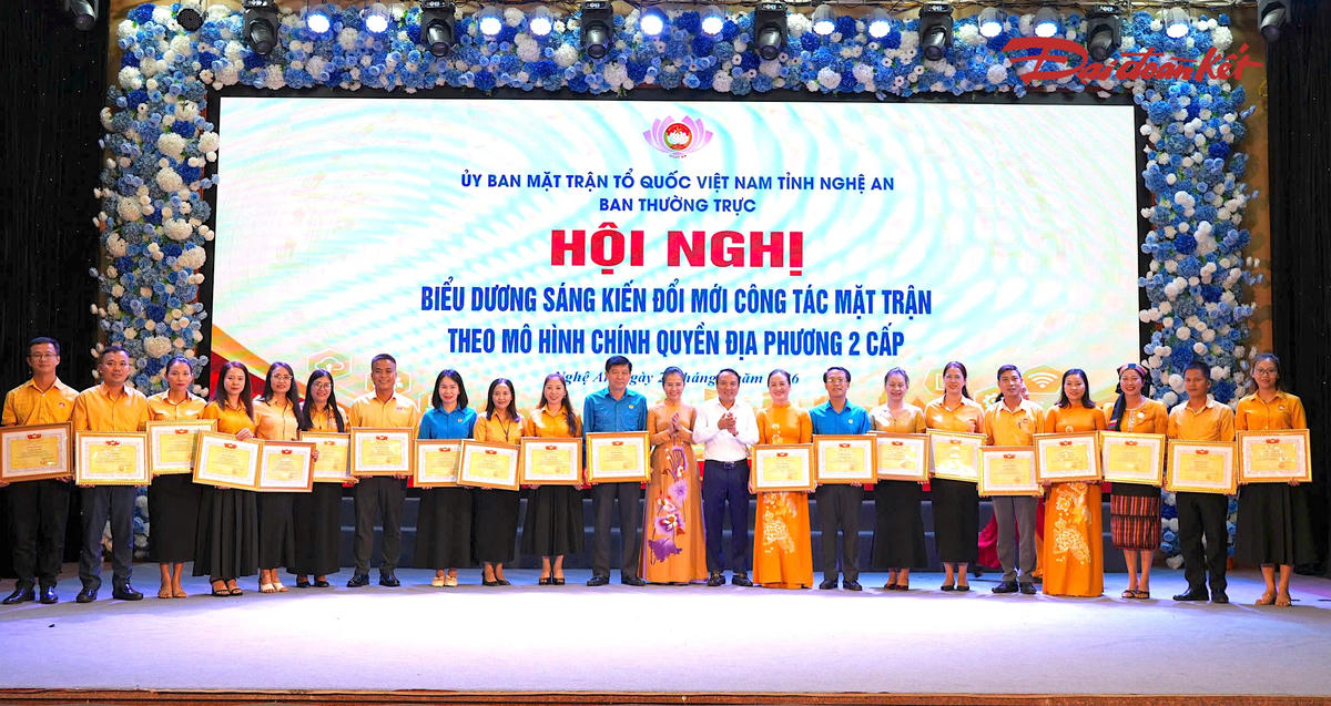 Uỷ ban MTTQ tỉnh Nghệ An tặng bằng khen cho 51 cá nhân có thành tích xuất sắc trong sáng kiến đổi mới công tác mặt trận theo mô hình chính quyền địa phương 2 cấp. Ảnh: Điền Bắc