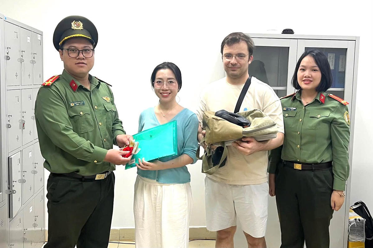 Thượng úy Phan Minh Khoa trả tài sản bị thất lạc cho chị Nguyễn Thị Thêu.