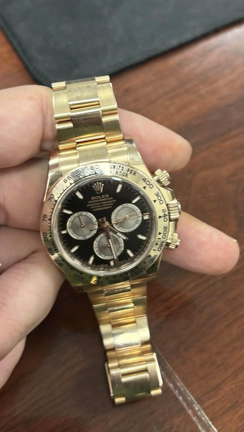 Du khách xúc động nhận lại đồng hồ Rolex trị giá 1,6 tỷ đồng ngay trước giờ bay