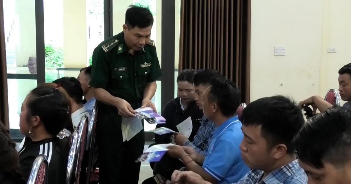 Cán bộ Bộ đội Biên phòng tỉnh Lào Cai phát tờ rơi tuyên truyền pháp luật đến người dân.