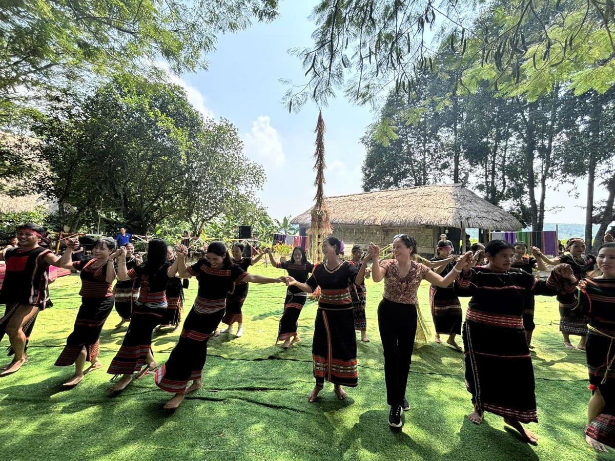Cộng đồng cùng múa hát trong Tết mùa.