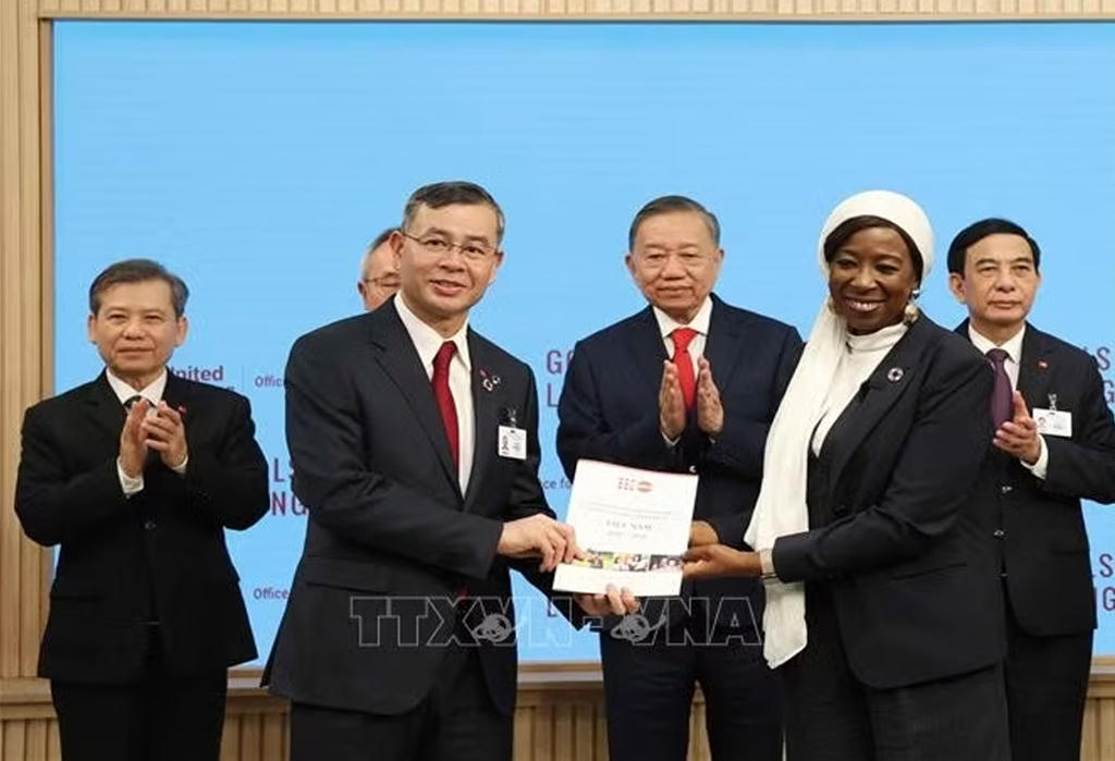 &nbsp;Bộ trưởng Ngô Văn Tuấn và bà Diene Keita, Giám đốc điều hành UNFPA trao văn kiện. Ảnh: TTXVN.