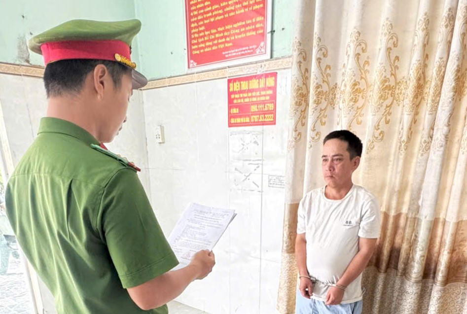 Lực lượng Công an TP Đà Nẵng đọc quyết định đối tượng Đỗ Thành. Ảnh: CA Đà Nẵng.