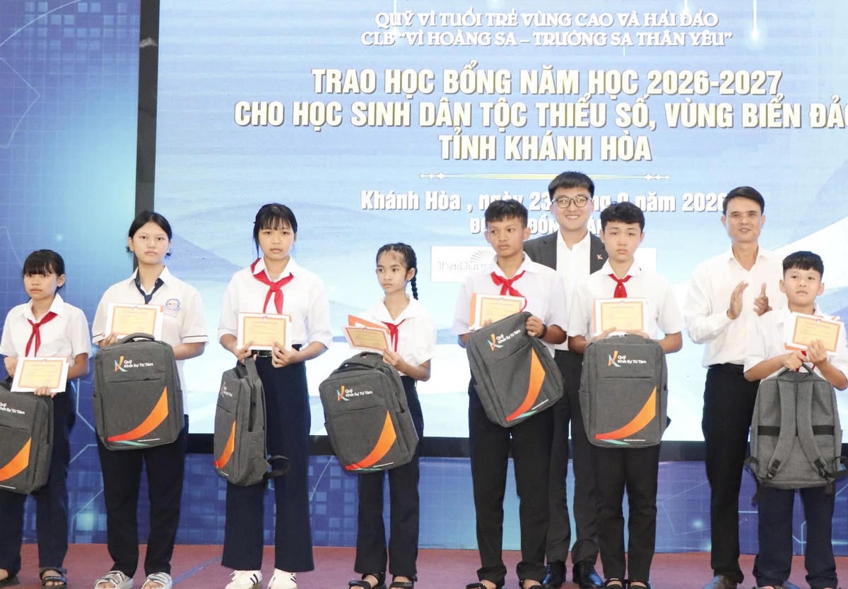 Sở Giáo dục và Đào tạo tỉnh Khánh Hòa cùng đại diện nhà tài trợ trao học bổng cho các em học sinh tại buổi lễ.