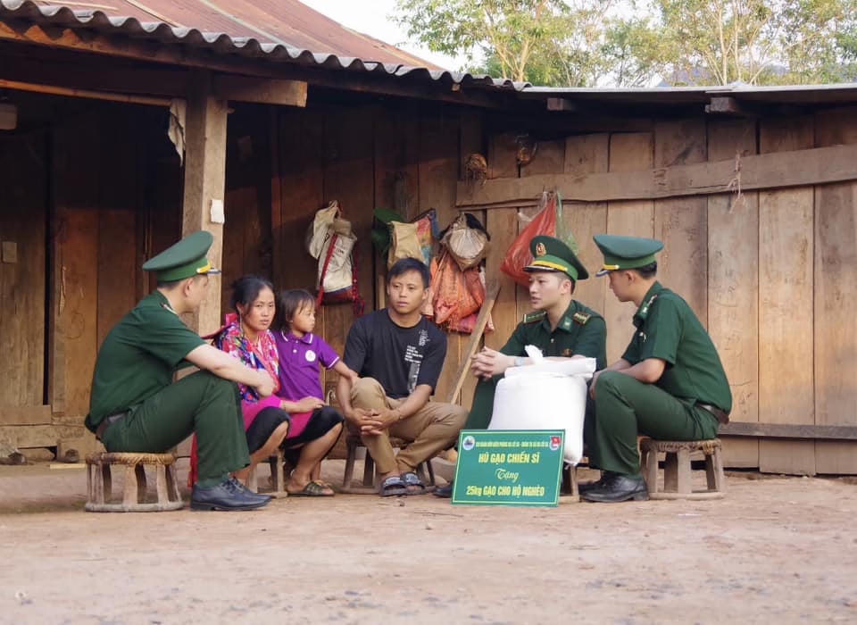 Mô hình “Hũ gạo chiến sĩ” không chỉ giúp đỡ, chia sẻ khó khăn với người dân, mà còn củng cố, tăng cường tình đoàn kết gắn bó giữa cán bộ, chiến sĩ Bộ đội Biên phòng với đồng bào các dân tộc khu vực biên giới. (Ảnh: Đồn Biên phòng Na Cô Sa)