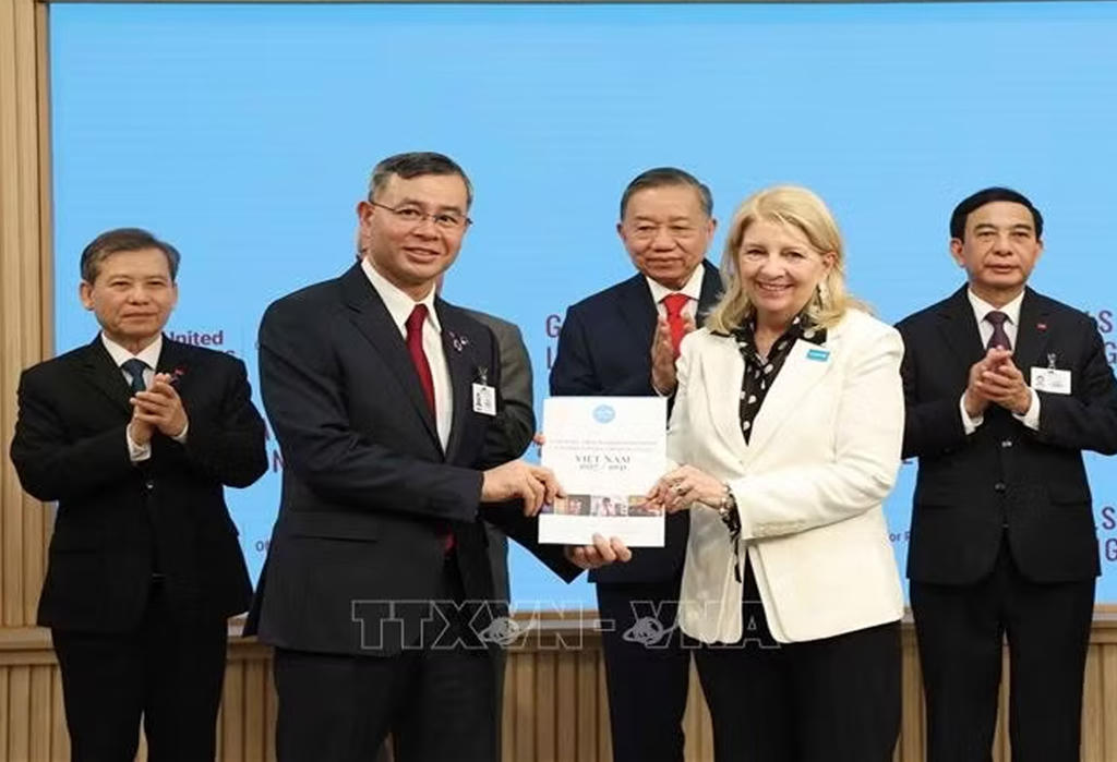 Bộ trưởng Ngô Văn Tuấn và bà Catherine Russell, Giám đốc điều hành UNICEF trao văn kiện. Ảnh: TTXVN.