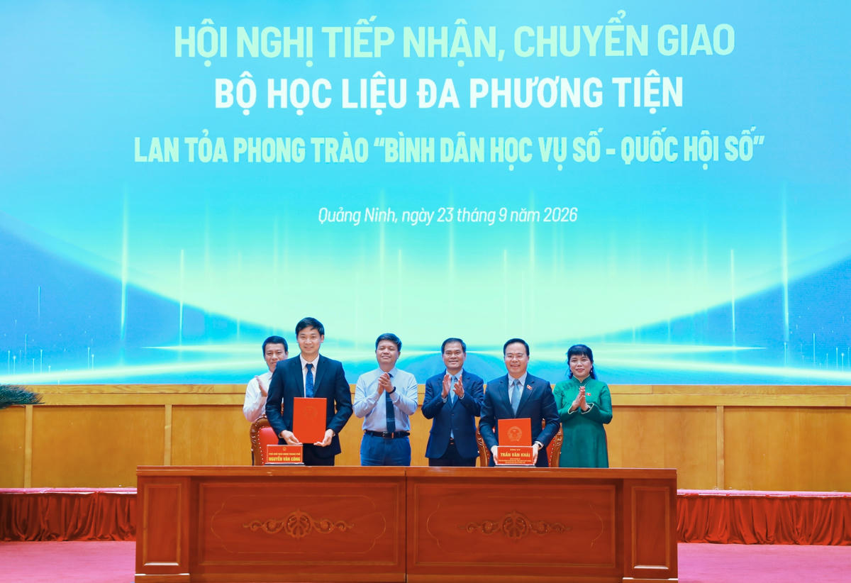 Lễ tiếp nhận, chuyển giao Bộ học liệu đa phương tiện lan tỏa phong trào “Bình dân học vụ số”.