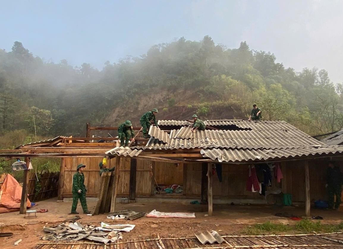 Cán bộ, chiến sĩ Đồn Biên phòng Si Pa Phìn tích cực giúp đỡ nhân dân trên địa bàn.