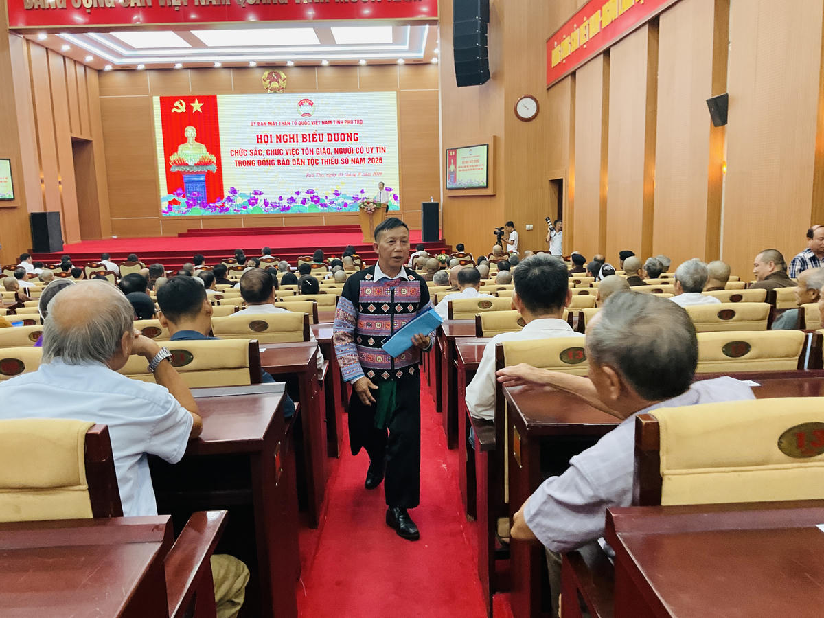 Ông Hàng A Chống, người Mông có uy tín lâu năm của bản Pà Cò, xã Pà Cò. Ảnh: Tùng Duy.