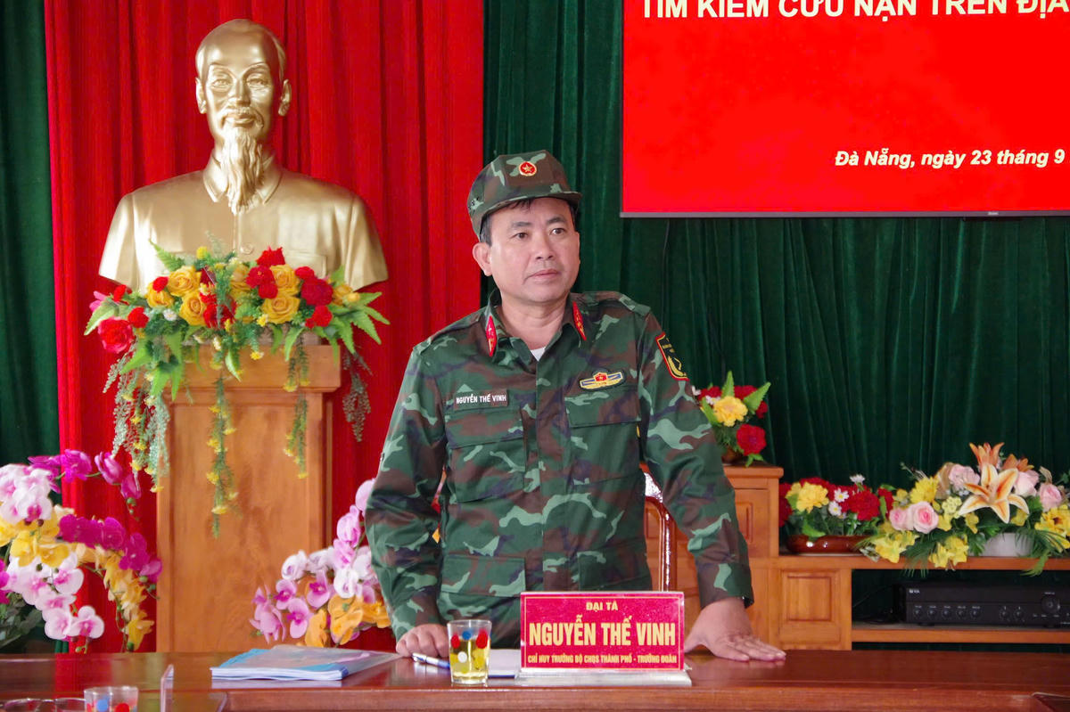 Đại tá Nguyễn Thế Vinh, Chỉ huy trưởng Bộ CHQS TP Đà Nẵng phát biểu tại buổi làm việc. Ảnh: QS.
