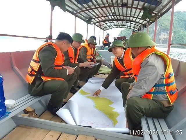 Công tác tuần tra, bảo vệ rừng thường xuyên được thực hiện trên thực địa và khu vực lòng hồ. Ảnh: HKLKV1