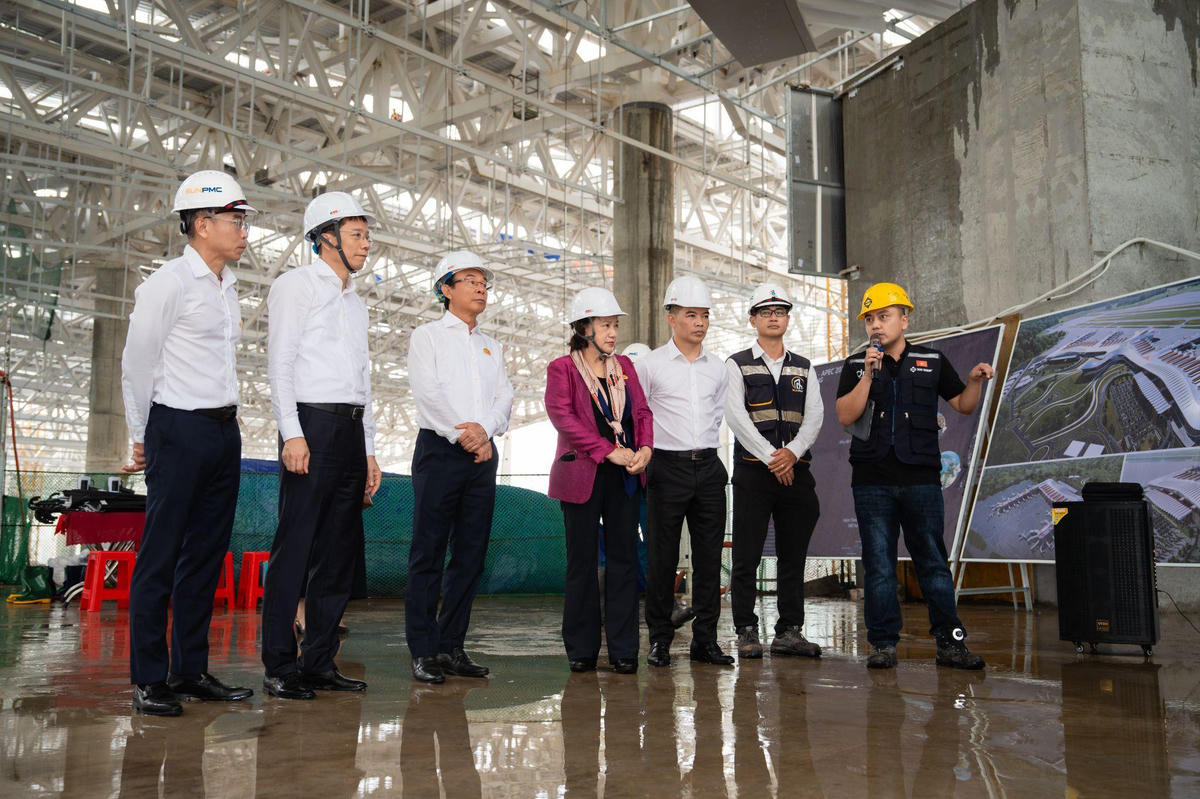 Đoàn thăm quan và nghe giới thiệu về tiến độ dự án Cảng hàng không Quốc tế Phú Quốc chiều 22/9. Ảnh: TDC