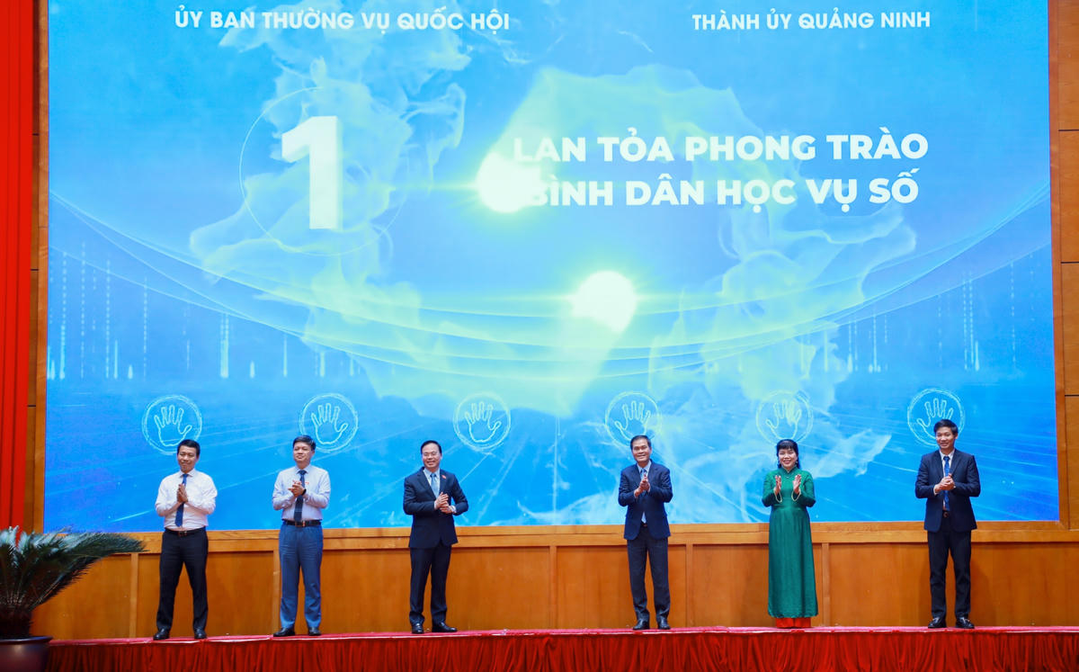 Các đại biểu thực hiện nghi thức phát động đợt cao điểm hoàn thành chương trình học tập bộ học liệu trên địa bàn TP Quảng Ninh.