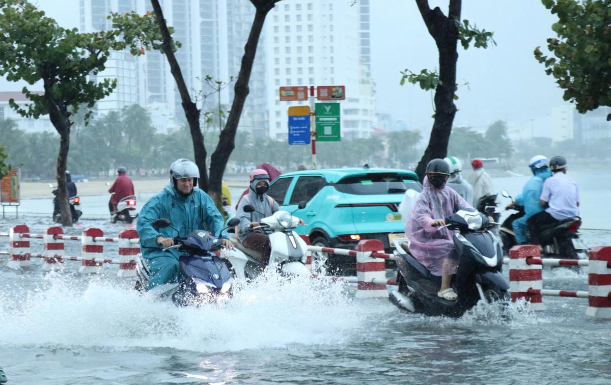 Đường Phạm Văn Đồng, Phường Bắc Nha Trang ngập do mưa lớn.