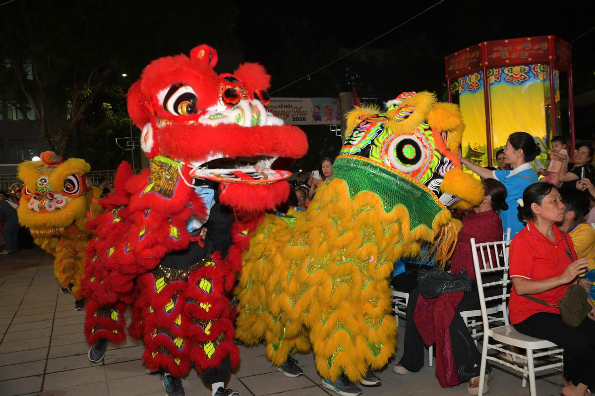 Rộn ràng sắc màu truyền thống trong đêm hội Trung thu 2026