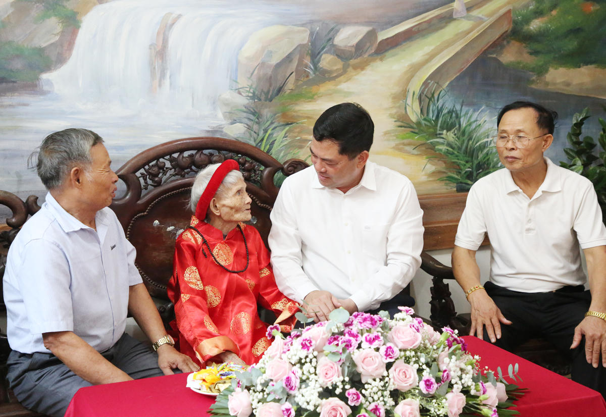Bí thư Thành ủy Bắc Ninh Nguyễn Hồng Thái ân cần thăm hỏi sức khỏe và đời sống sinh hoạt của cụ Nguyễn Thị Diễm. Ảnh: bacninh.gov.vn