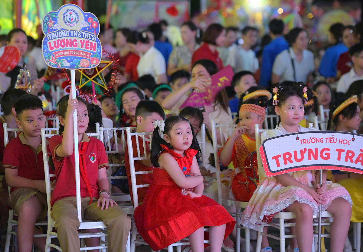 Các em nhỏ say sưa theo dõi chương trình.