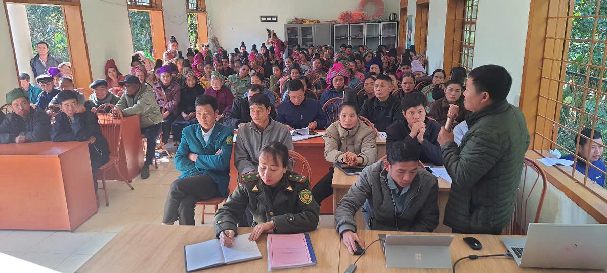Cán bộ kiểm lâm thường xuyên tổ chức những buổi tuyên truyền và thực hiện các biện pháp giữ gìn, chăm sóc và bảo vệ rừng. Ảnh: HKLKV1