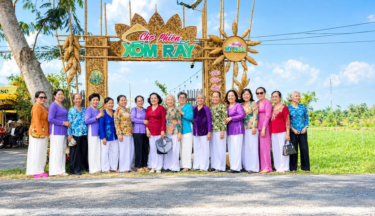 Du khách chụp ảnh lưu niệm tại Chợ phiên Xóm Rẫy, phường Mỹ Ngãi, tỉnh Đồng Tháp. (Ảnh: Thanh Lâm).