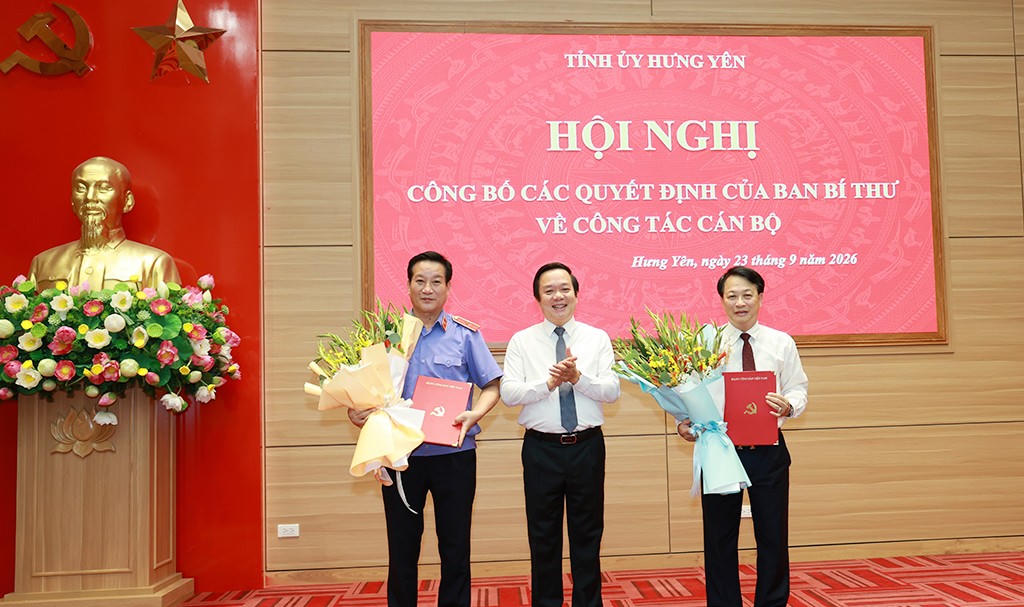 Bí thư Tỉnh ủy Hưng Yên Phạm Quang Ngọc (phải) trao Quyết định của Ban Bí thư tới các ông Nguyễn Hoàng Dương, Nguyễn Xuân Sơn. Ảnh: Lê Hiếu (Báo Hưng Yên).
