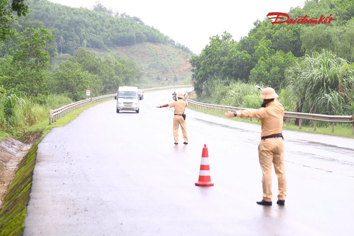 CSGT tăng cường kiểm tra, kiểm soát xe kinh doanh vận tải trên tuyến Hòa Lạc - Hòa Bình.
