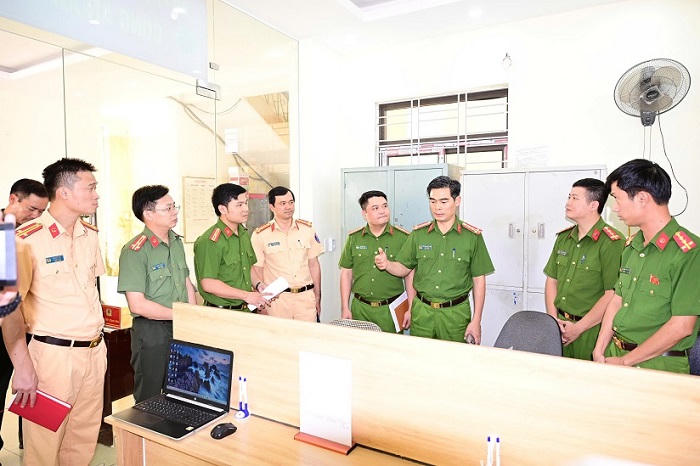 Đại tá Nguyễn Đức Thìn - Phó Giám đốc CATP, kiểm tra công tác chuyển đổi số tại Công an một số địa phương. Ảnh: CTV. 