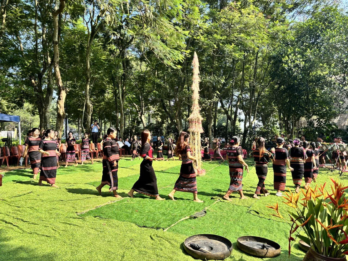 Thanh niên Giẻ Triêng hòa mình vào những điệu múa truyền thống.