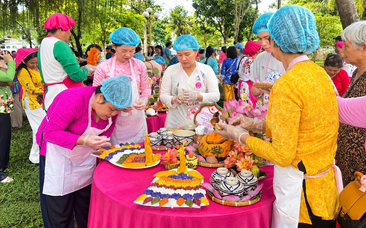 Khẩn trương hoàn thiện phần chế biến, trình bày món ăn tại một hội thi ẩm thực ở phường Cao Lãnh, tỉnh Đồng Tháp. (Ảnh: Thanh Lâm).