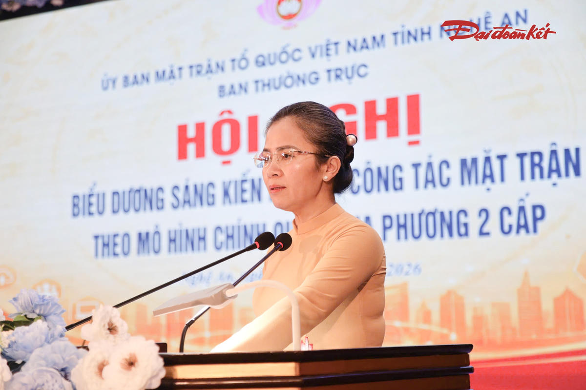 Bà Võ Thị Minh Sinh, Phó Bí thư Tỉnh ủy, Chủ tịch Ủy ban MTTQ tỉnh Nghệ An ghi nhận, biểu dương những kết quả nổi bật của phong trào thi đua đổi mới sáng tạo, chuyển đổi số và chúc mừng các tập thể, cá nhân được tôn vinh. Ảnh: Điền Bắc