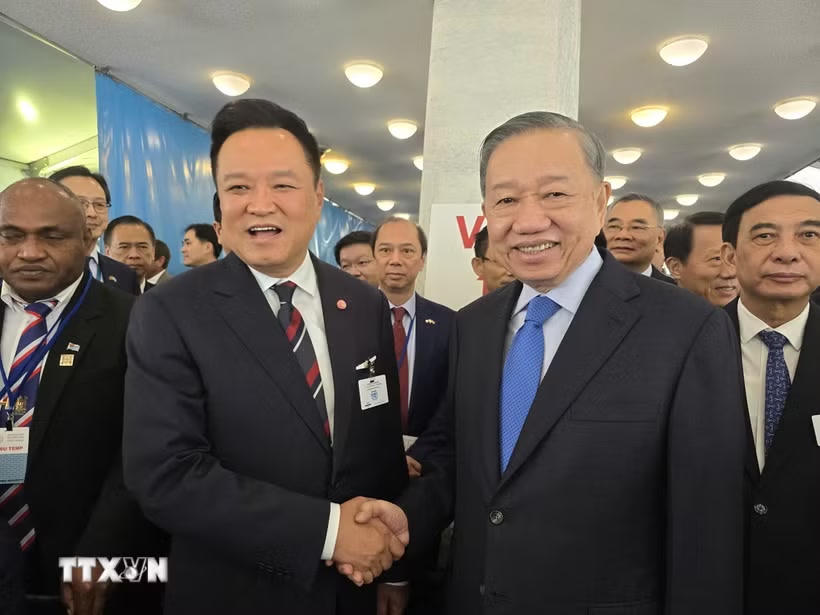 Tổng Bí thư, Chủ tịch nước Tô Lâm gặp Thủ tướng Thái Lan Anutin Charnvirakul. (Ảnh: TTXVN).