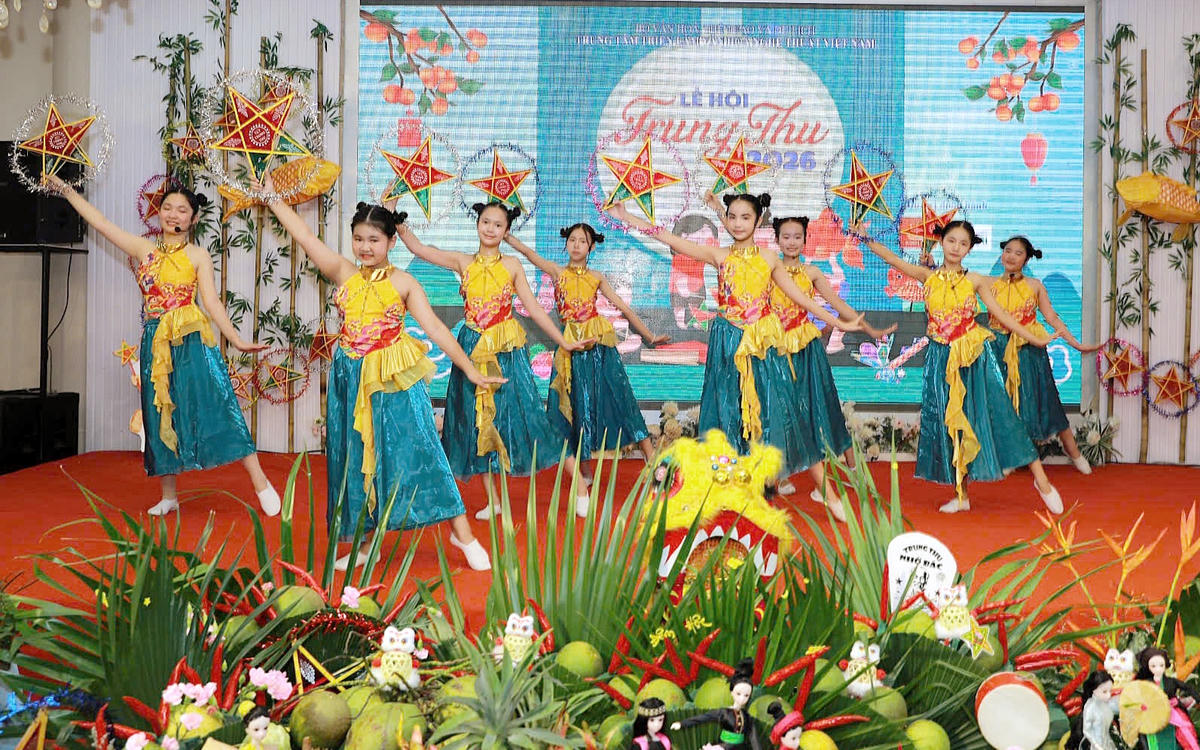 Rộn ràng sắc màu truyền thống trong đêm hội Trung thu 2026