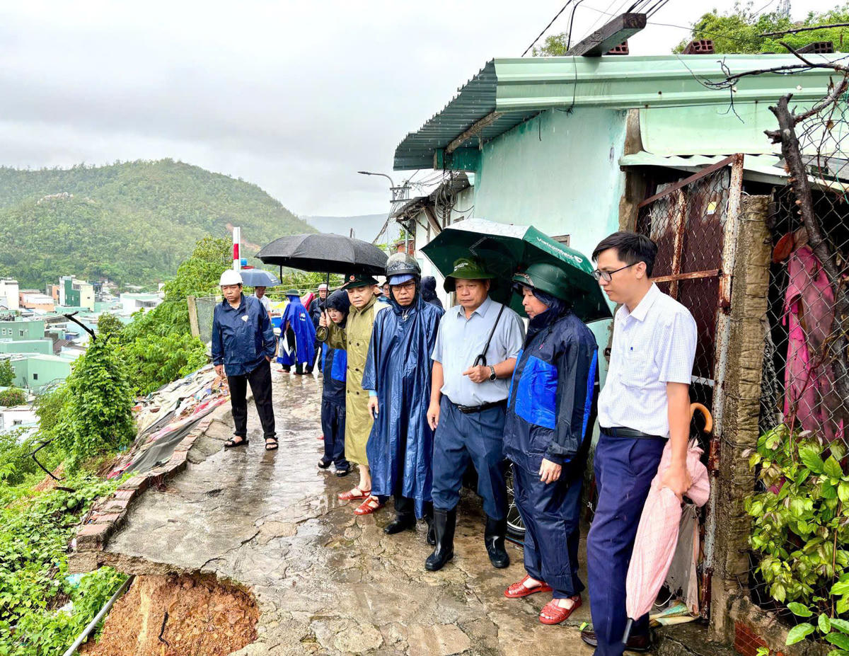 Lãnh đạo tỉnh Gia Lao kiểm tra khu vực sạt lở Núi Một, thuộc Tổ dân phố 19, phường Quy Nhơn. Ảnh: ĐS.