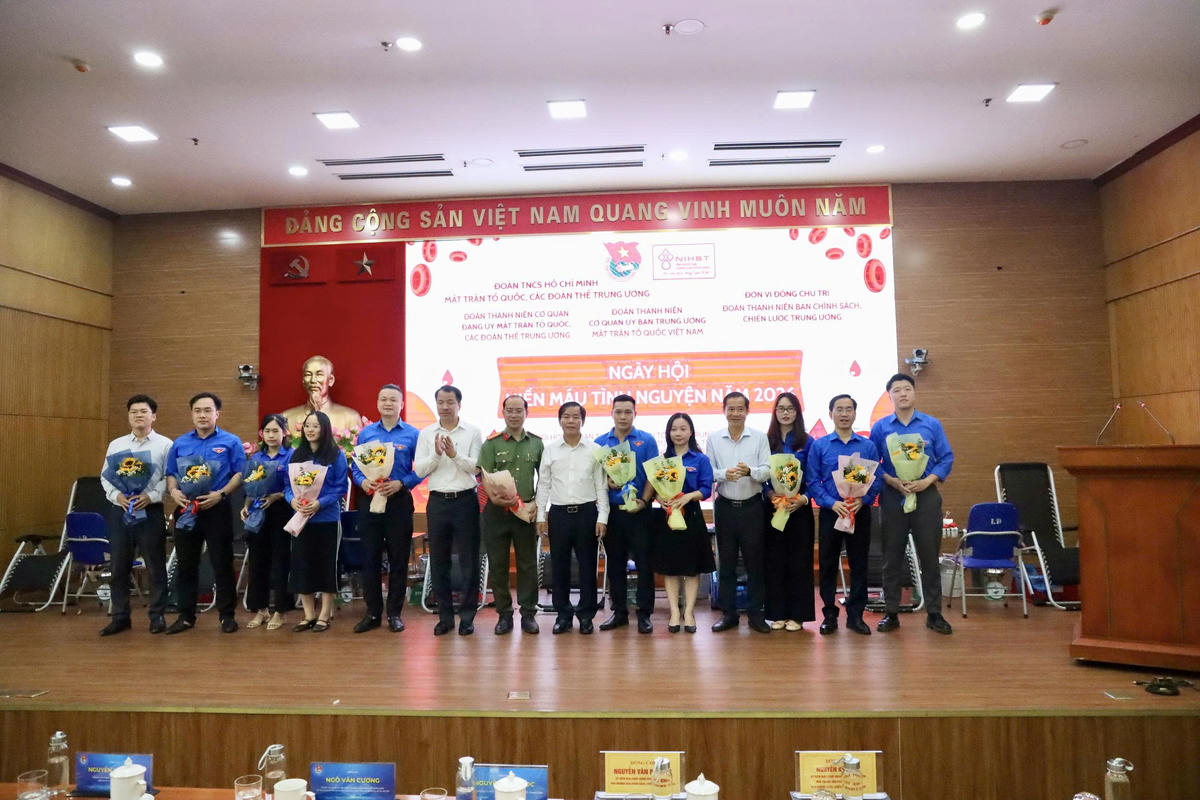 Lãnh đạo Đảng ủy MTTQ, các đoàn thể Trung ương tặng hoa cho các đại biểu, đoàn viên tham dự chương trình hiến máu tình nguyện.