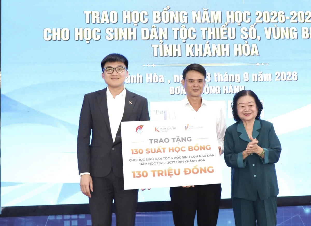 Bà Trương Mỹ Hoa và đại diện nhà tài trợ trao bảng tượng trưng số học bổng cho tỉnh Khánh Hòa.