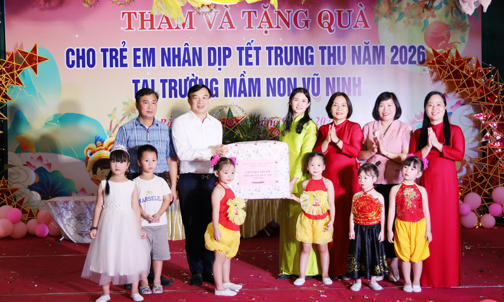 Ông Nguyễn Đình Lợi và đại diện lãnh đạo Sở Giáo dục và Đào tạo, Sở Y tế tặng quà Trung thu cho Trường Mầm non Vũ Ninh. Ảnh: bacninh.gov.vn