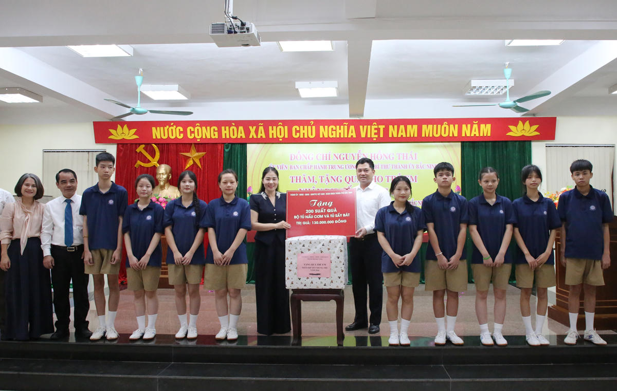 Bí thư Thành ủy Bắc Ninh Nguyễn Hồng Thái trao quà tặng Trung tâm Giáo dục chuyên biệt và Bảo trợ xã hội Bắc Ninh. Ảnh: bacninh.gov.vn