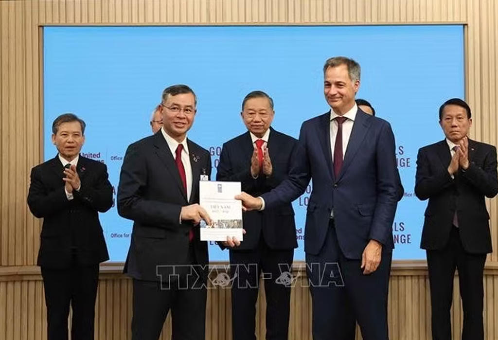 Bộ trưởng Ngô Văn Tuấn và ông Alexander De Croo, Tổng Giám đốc điều hành UNDP trao văn kiện. Ảnh: TTXVN.
