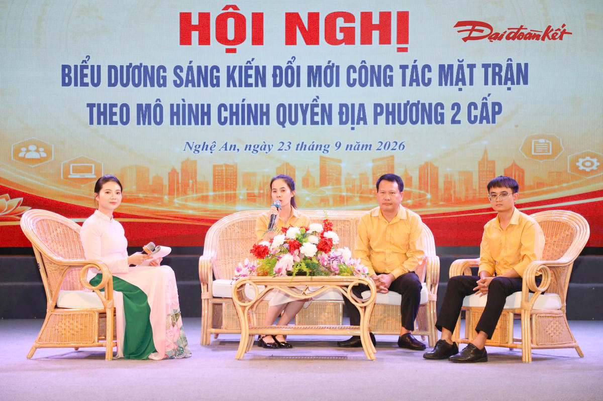 Đại diện các cá nhân, tập thể được biểu dương tham gia trao đổi, chia sẻ các sáng kiến, đối mới trong công tác mặt trận. Ảnh: Điền Bắc