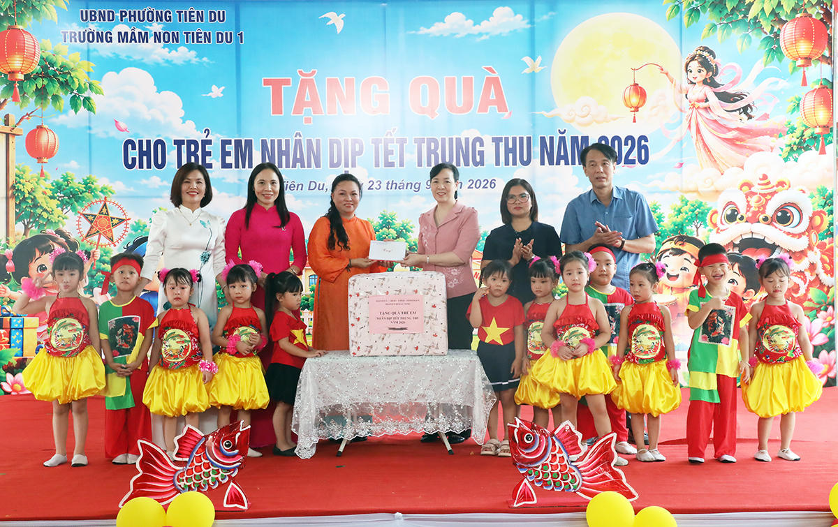 Chủ tịch Ủy ban MTTQ thành phố Nguyễn Thị Hà tặng quà Tết Trung thu cho Trường Mầm non Tiên Du 1. Ảnh: bacninh.gov.vn