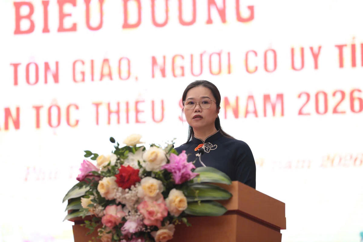 Bà Bùi Thị Minh, Phó Bí thư Tỉnh ủy, Chủ tịch Ủy ban MTTQ Việt Nam tỉnh Phú Thọ phát biểu ghi nhận đóng góp quan trọng của chức sắc, chức việc, người uy tín. Ảnh: Tùng Duy.