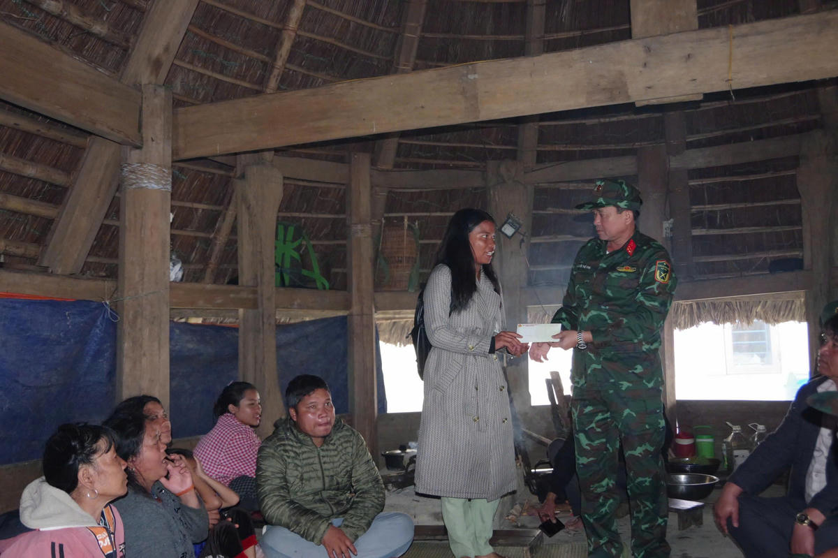 Đại tá Nguyễn Thế Vinh tặng quà cho người dân. Ảnh: QS.