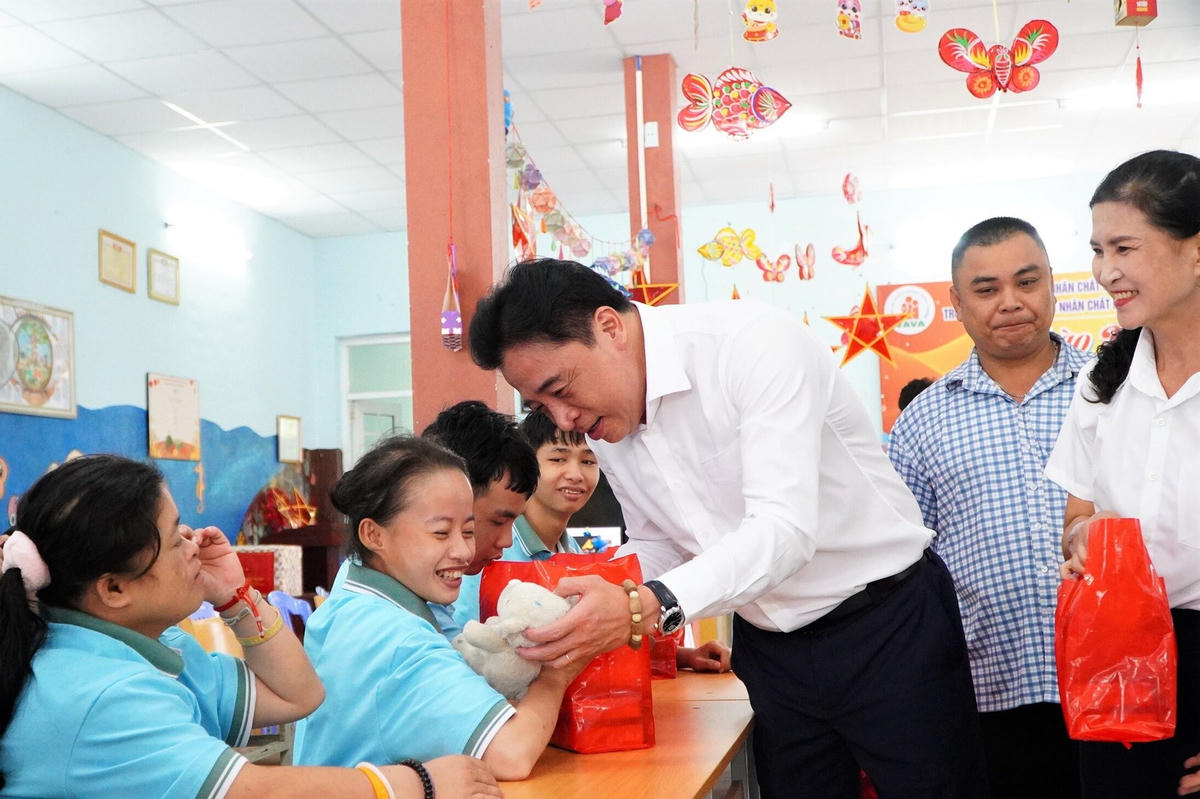 Phó Bí thư Thường trực Thành ủy Nguyễn Khắc Toàn tặng quà Trung thu cho trẻ em tại trung tâm. Ảnh: Nguyễn Tú.