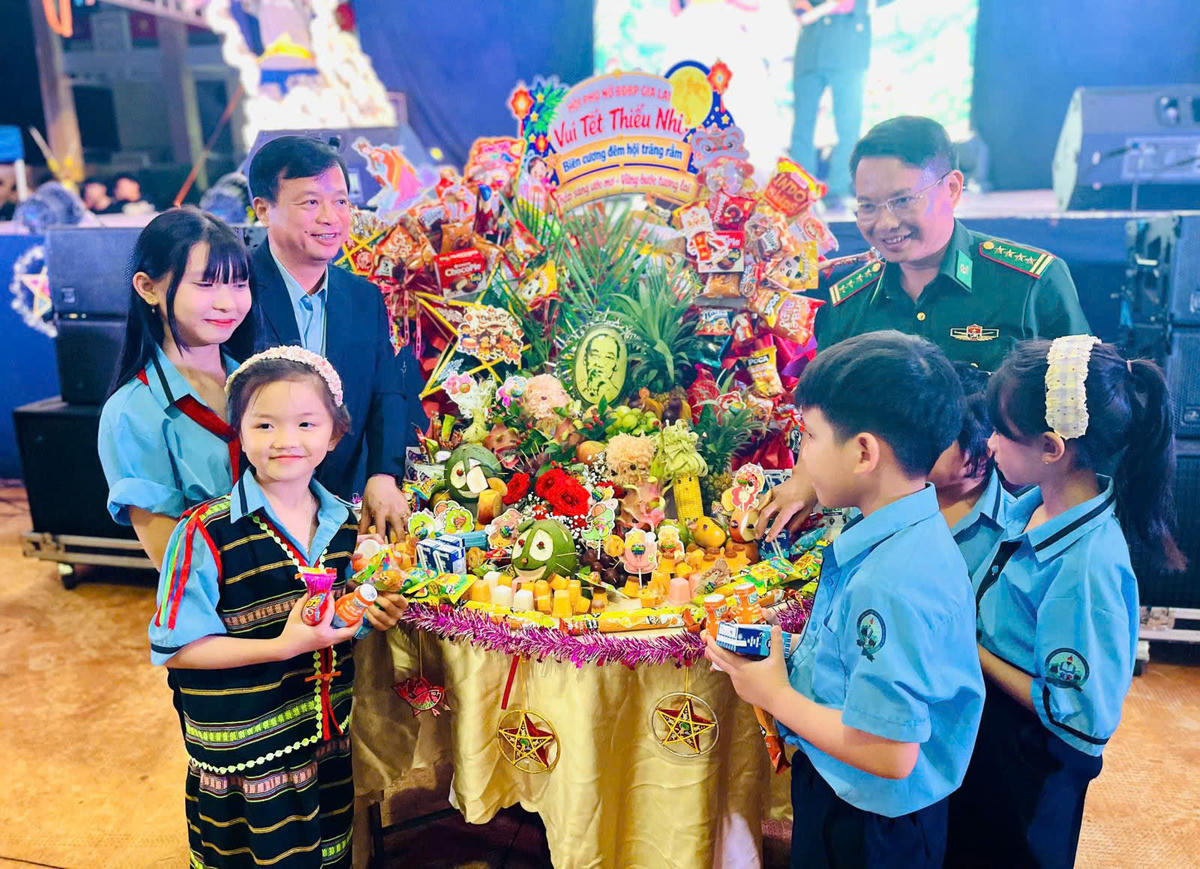 Bộ đội Biên phòng tỉnh Gia Lai phối hợp với các cơ quan, đơn vị đồng hành tổ chức chương trình “Biên cương-Đêm hội trăng rằm” năm 2026 cho cháu thiếu nhi. Ảnh: ĐS.