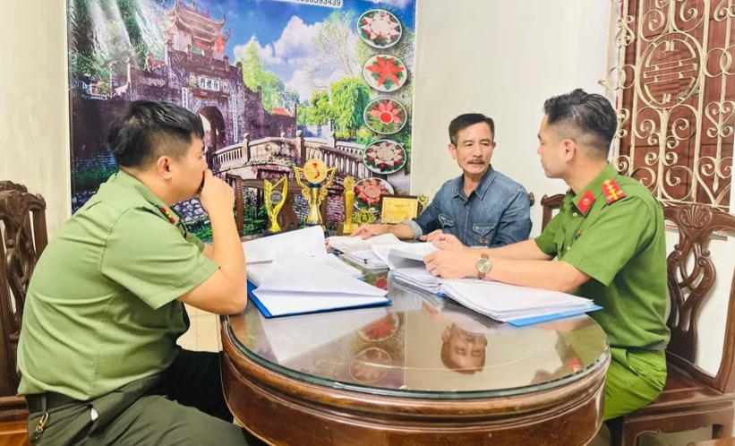 Lực lượng Công an xã Dân Hòa trao đổi, tuyên truyền pháp luật đối với các doanh nghiệp, hộ kinh doanh trên địa bàn. Ảnh: Đ.A